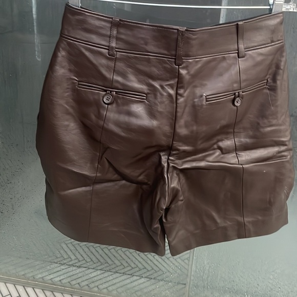 CLUB MONACO Suzanne faux leather Bermuda high rise short brown - Picture 6 of 6